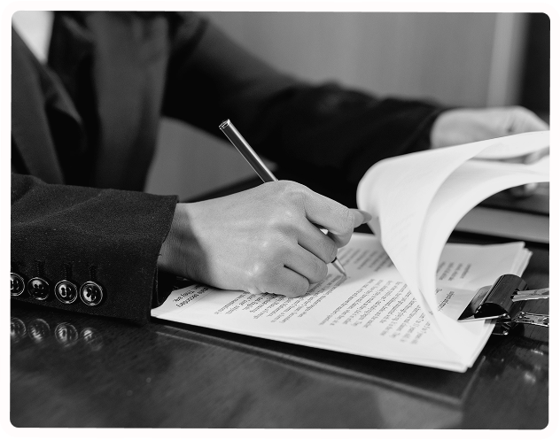 foto de una mano realizando operaciones en calculadora